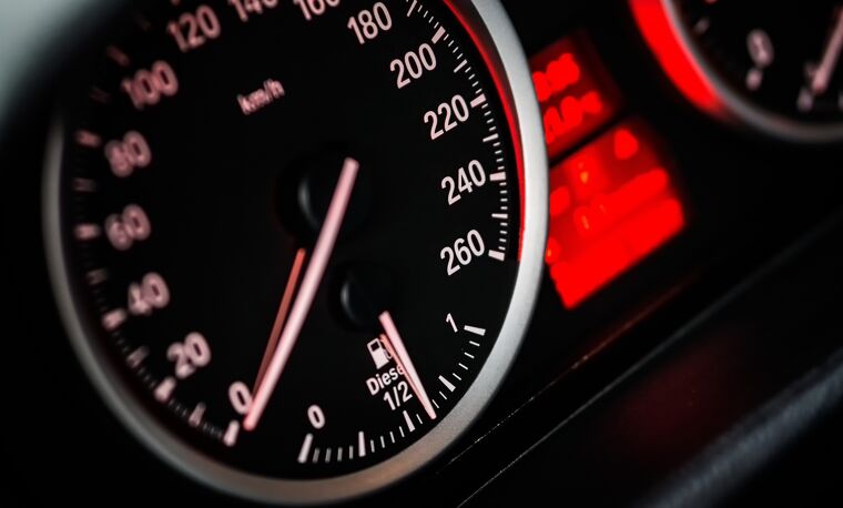 dashbord met snelheidsmeter die op nul staat