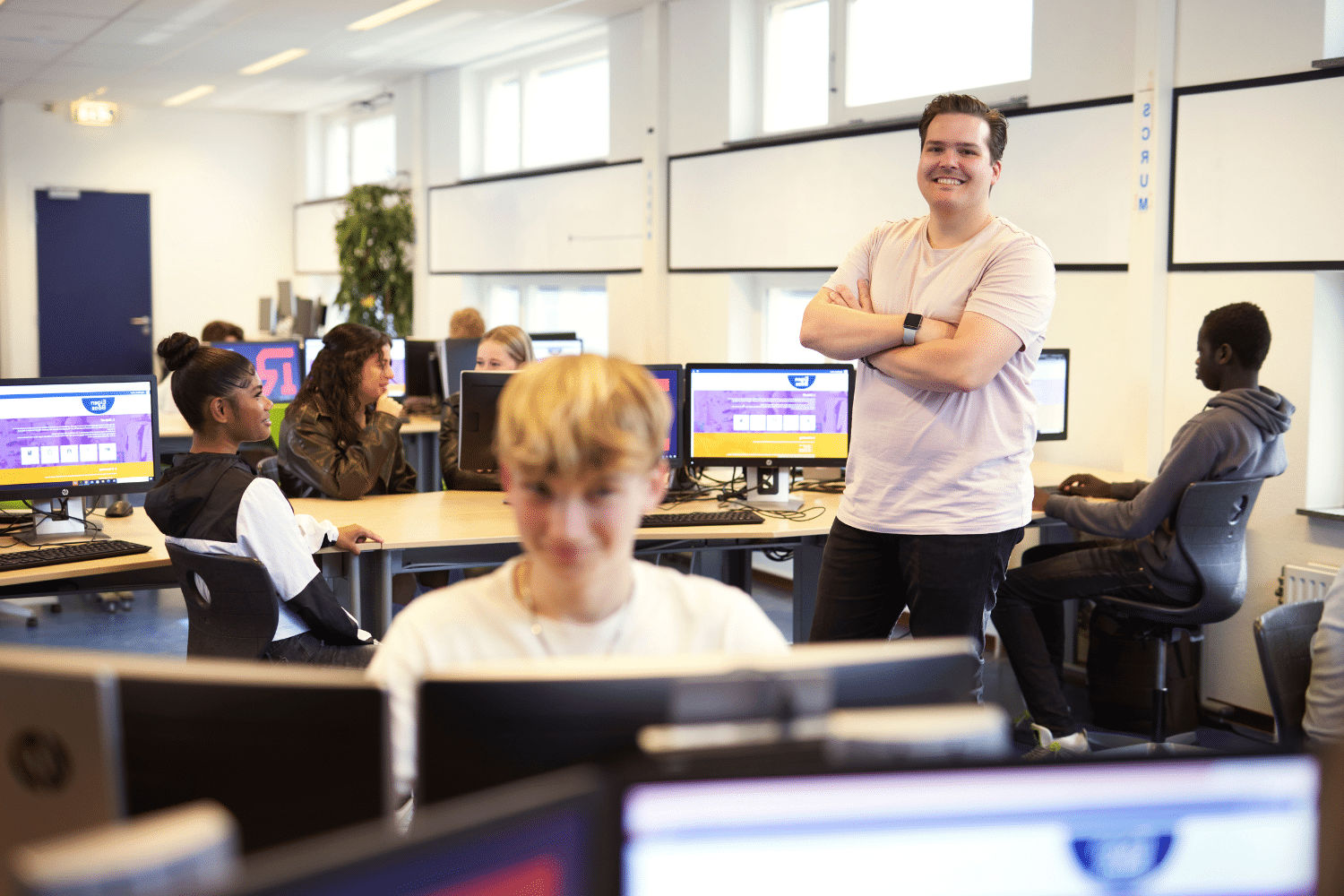 midden in de vmbo klas, staat een trotse docent