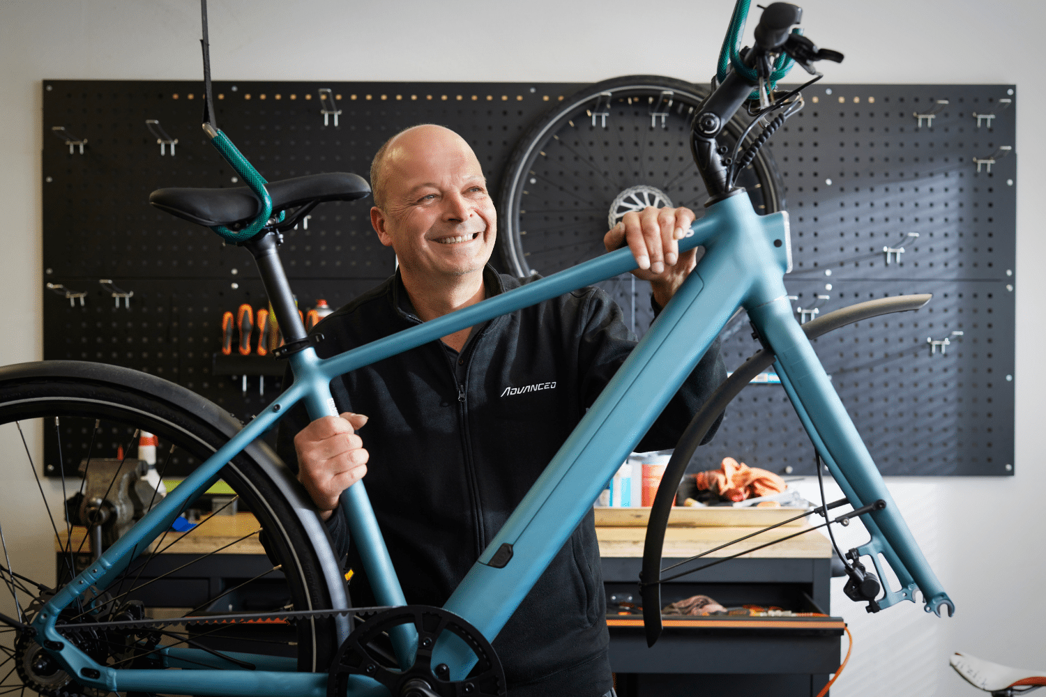 fietsenmaker-werkt-aan-fiets-droom door een krediet van qredits heeft een man een fietsenzaak kunnen openen