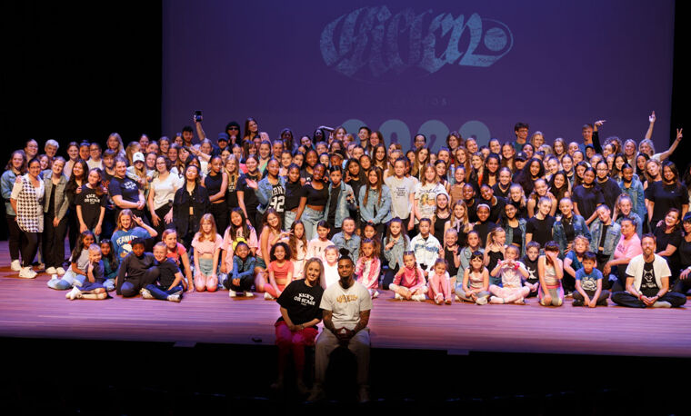Grote groep dansers en danseressen 
