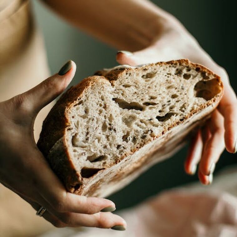 Bakker met brood in de handen. 