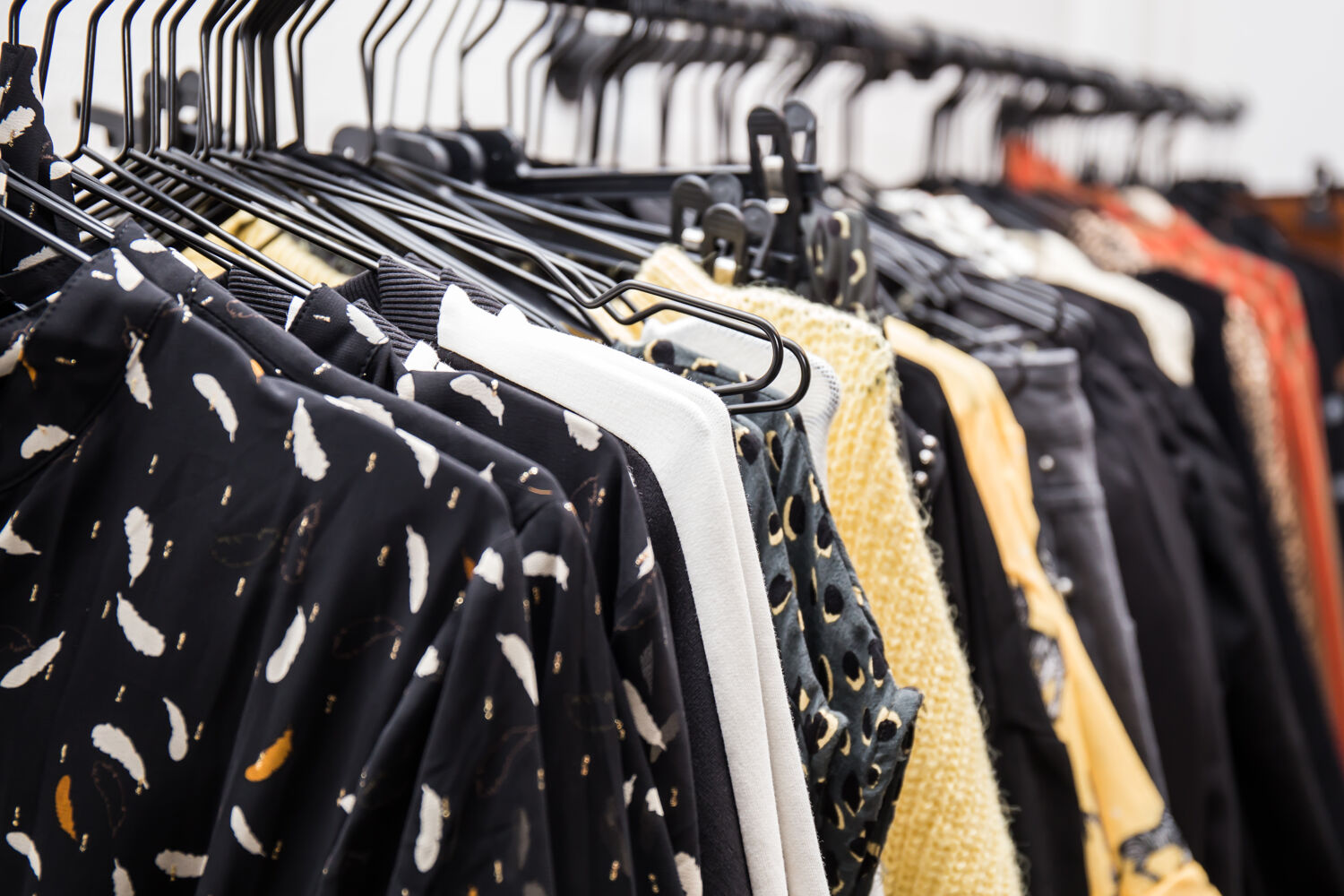 meerdere kleding hangt aan een kledingrek