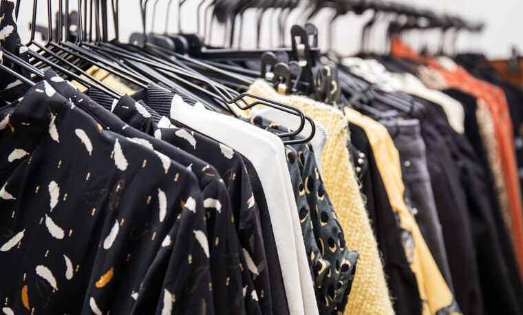 meerdere kleding hangt aan een kledingrek