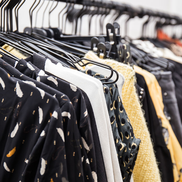 meerdere kleding hangt aan een kledingrek