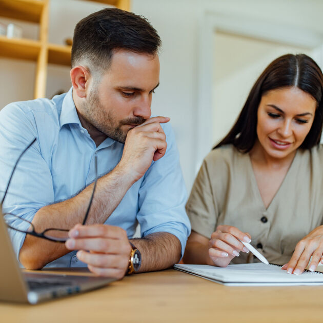 Man en vrouw kijken naar een schrift.