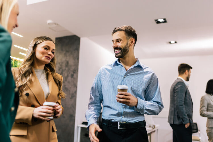man-en-vrouw-koffie-en-lachen