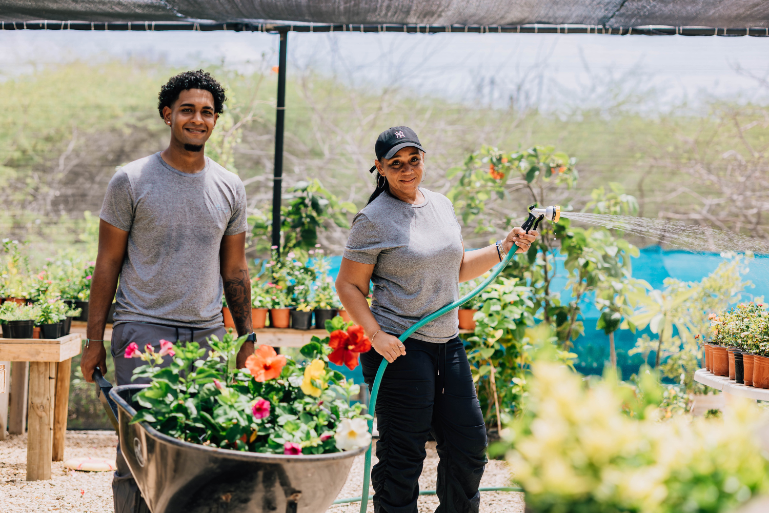 man-en-vrouw-werken-in-de-tuin