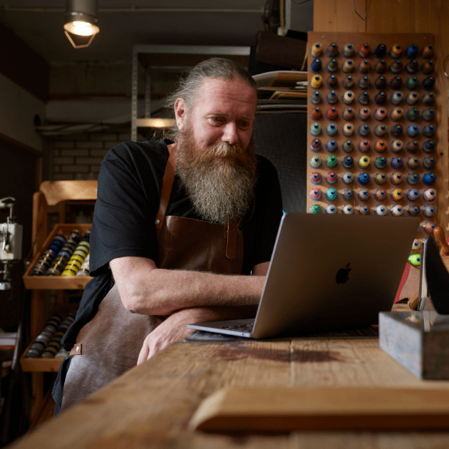 Een kredietklant heeft een gesprek met adviseur van Qredits.