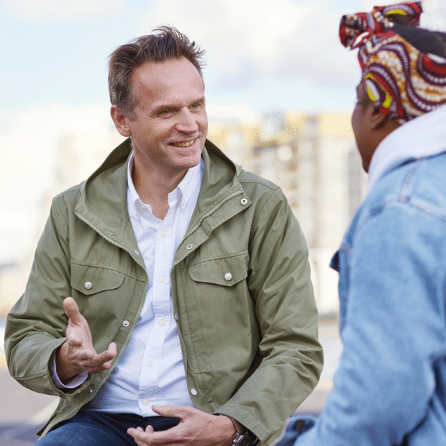 een man legt uit hoe een coachingstraject van qredits werkt.