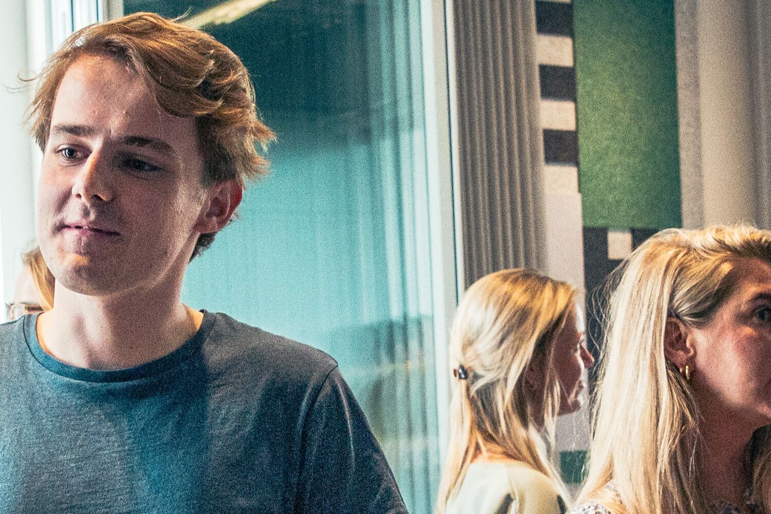 Groep jonge ondernemers praten samen met elkaar Groep jonge ondernemers praten samen met elkaar