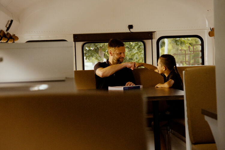 Ondernemer in schoolbus