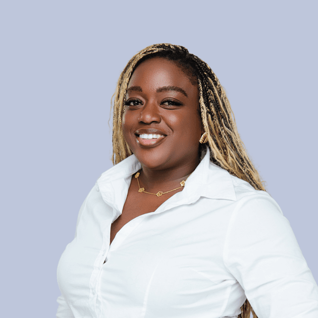 medewerker Qredits Raiza Wilson donkerblauw shirt armen over elkaar