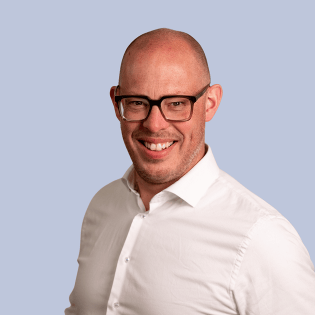 medewerker Qredits Rik Bouwman man in wit shirt voor grijze achtergrond