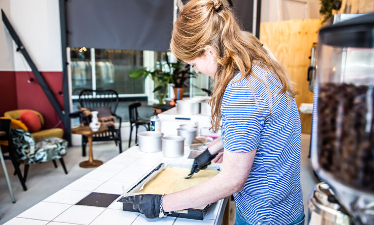 vrouw bezig in keuken
