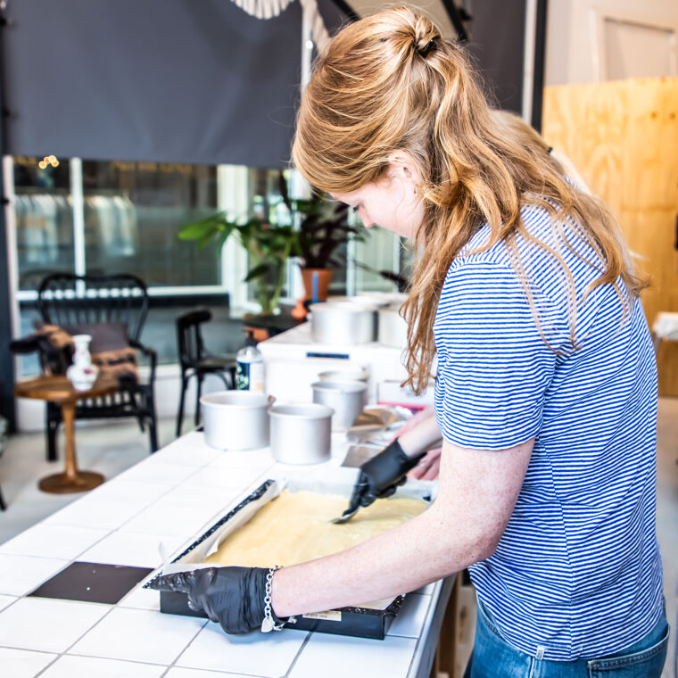 vrouw bezig in keuken