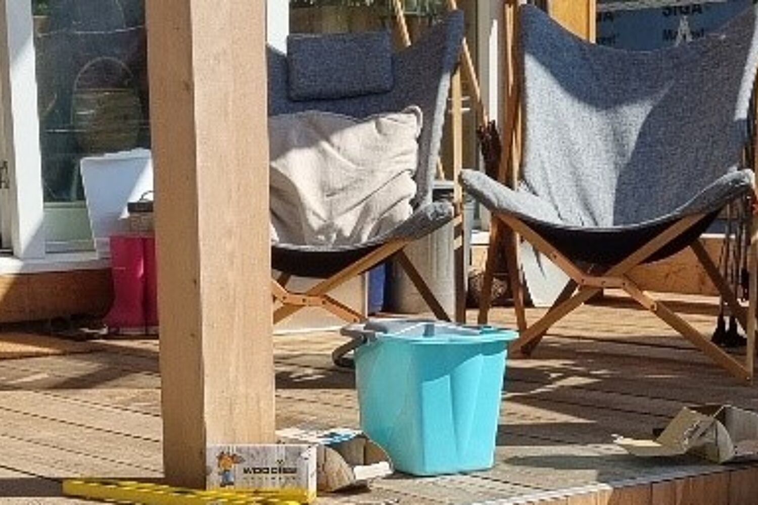 Salih-man-is-aan-het-werk-cropped Man is buiten bezig als timmerman.