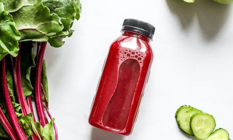 Rode smoothie met bieten appel en komkommer