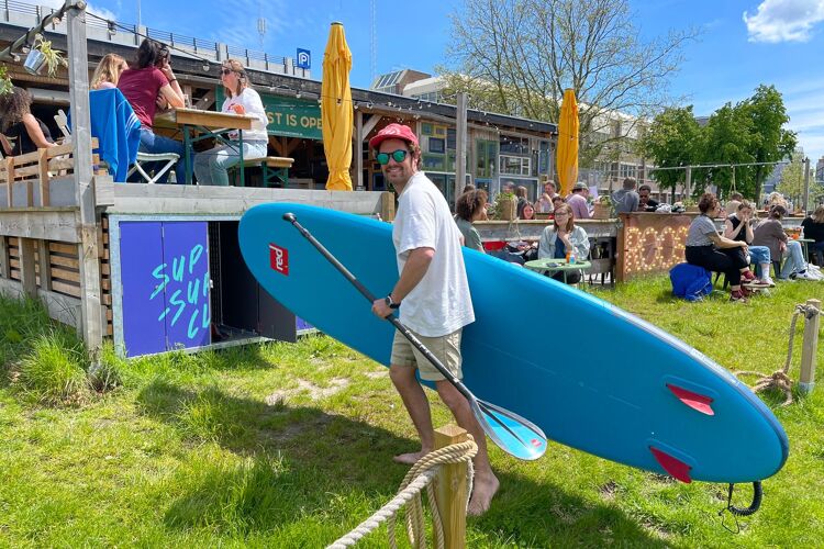 Sup-sup-club-man-met-board