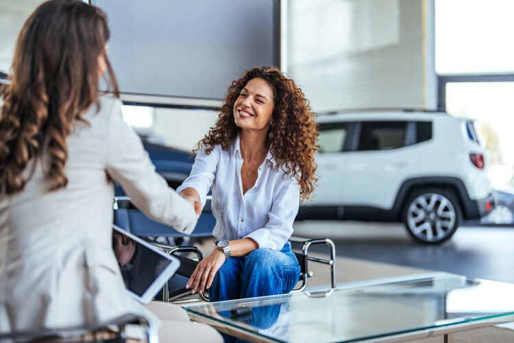 twee-vrouwen-schudden-elkaar-de-hand