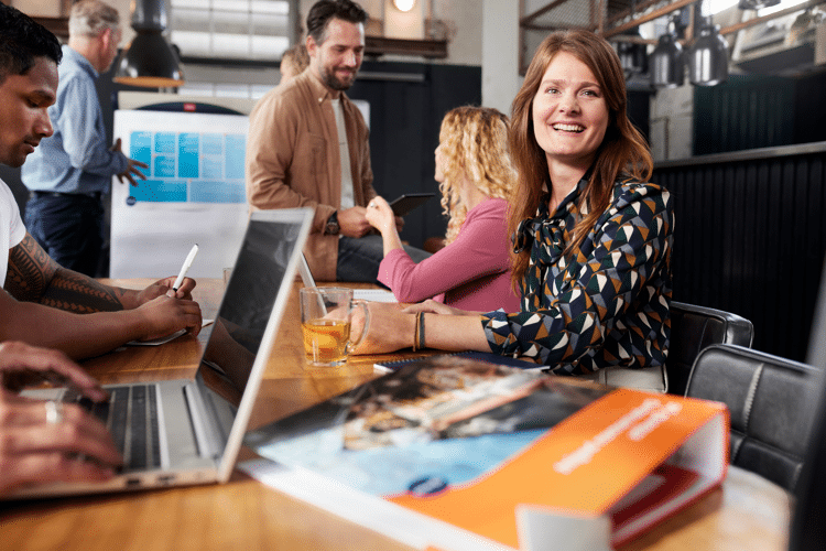 tijdens een training van Qredits lacht een vrouw in de camera