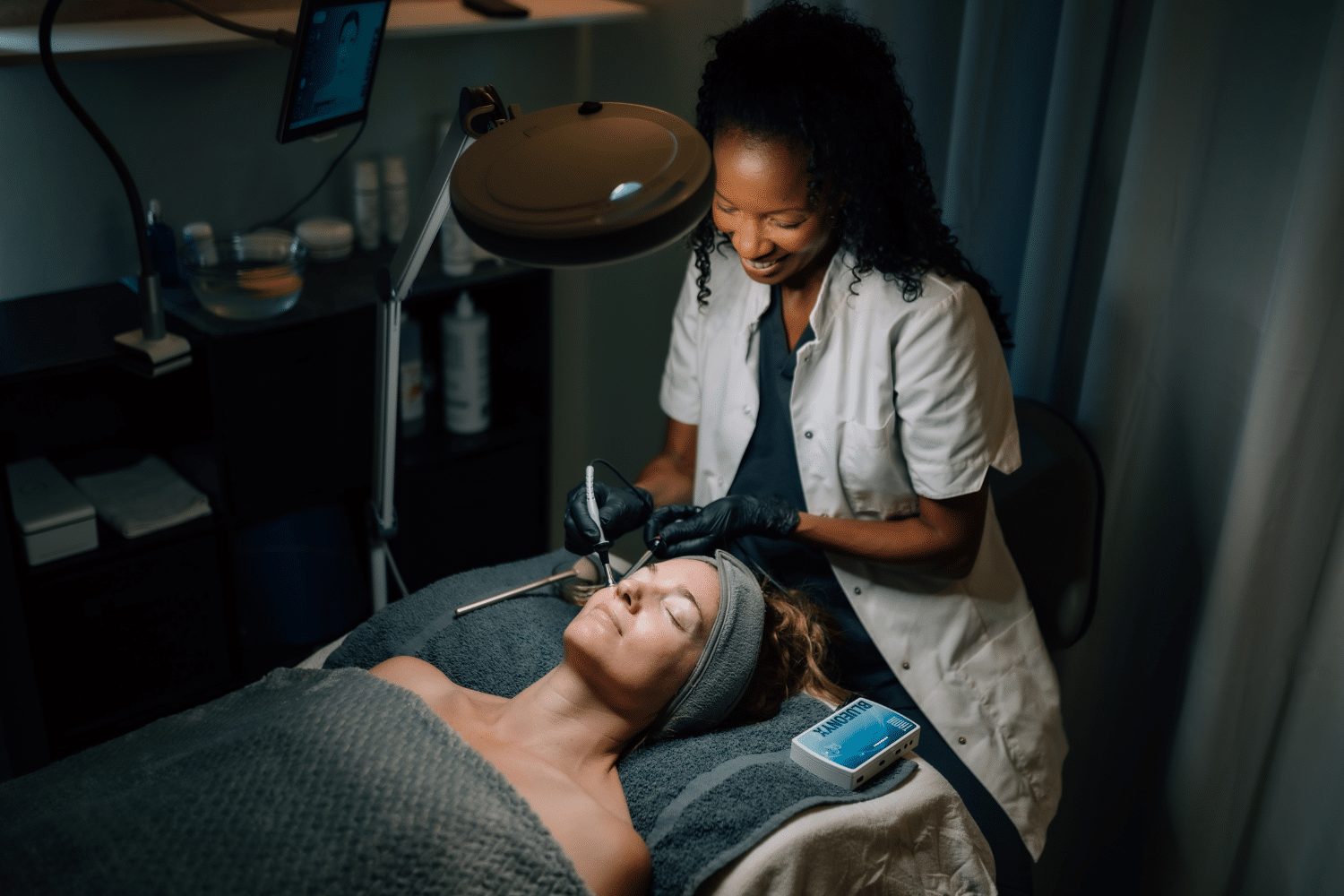 vrouw-maakt-iemand-op-beauty-behandeling een beautybehandeling van een krediet klant