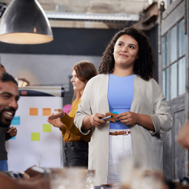 vrouw stelt zich haar nieuwe onderneming voor tijdens een qredits training